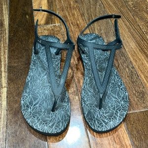 Super Cute Sanuk Size 9 Rubber Thong Sandals